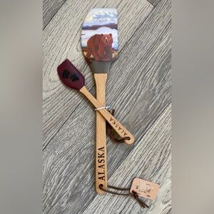 Set of 2 spatulas with wood handles 12” spatula features a Kodiak bear & 7” one